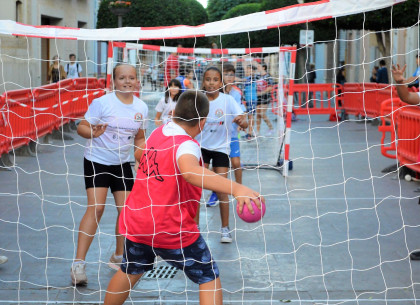 'Balonmano Calle': más de 350 niños y niñas disfrutan del deporte al aire libre