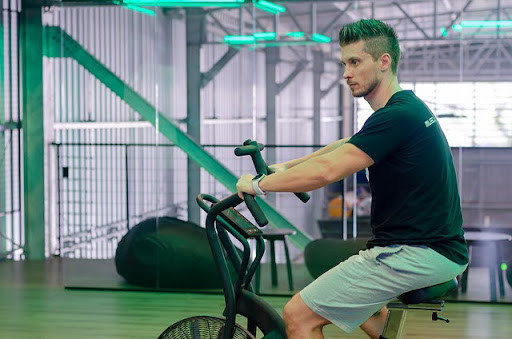 Ejercicios en bicicleta est tica perfectos para comenzar a