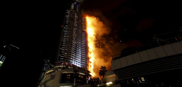  Un espectacular incendio consume un rascacielos en Dubái 