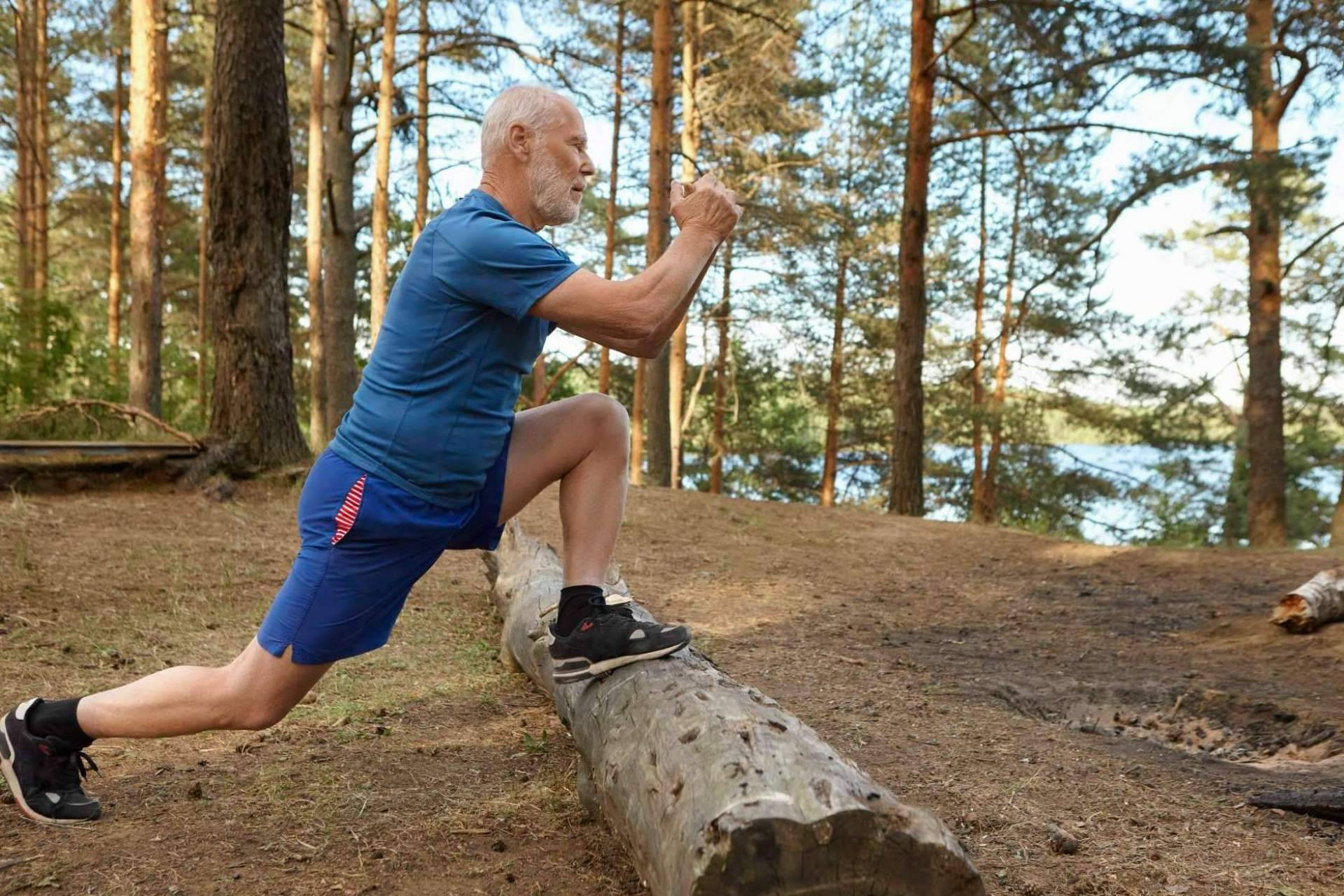 Бежит спортсмен лес ноги