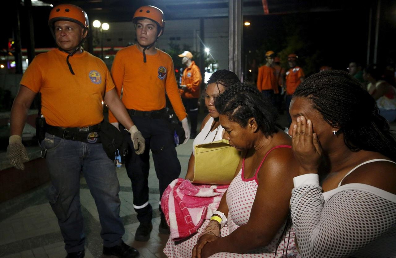  Una cadena de terremotos en Ecuador deja más de 200 muertos 