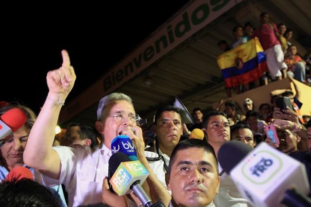  Uribe acusa a Maduro de 
