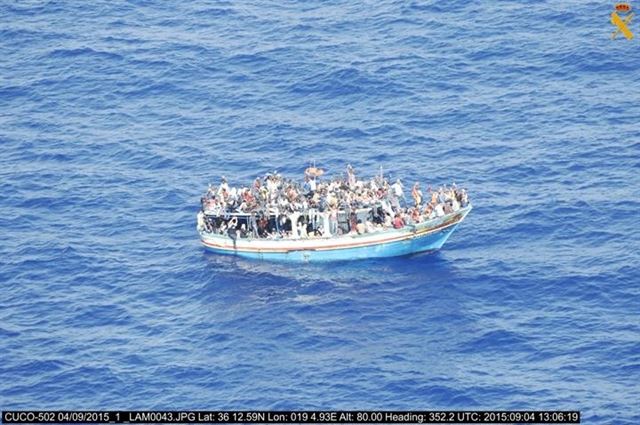  La Guardia Civil localiza una embarcación con 400 inmigrantes en Sicilia 