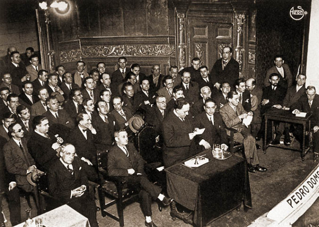 Mitin de la Agrupación al servicio de la República, en el teatro Juan Bravo de Segovia, el 14 de febrero de 1931. De pie, presentando a los oradores, Antonio Machado; a la izquierda, sentado con las manos entrelazadas, José Ortega y Gasset, y a la derecha, Gregorio Marañón y Ramón Pérez de Ayala (fotografía Alfonso).