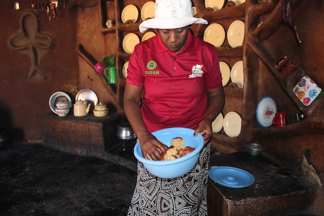  Ahorrar energía y salvar bosques: cómo unas cocinas cambian vida de mujeres en Zimbabue 