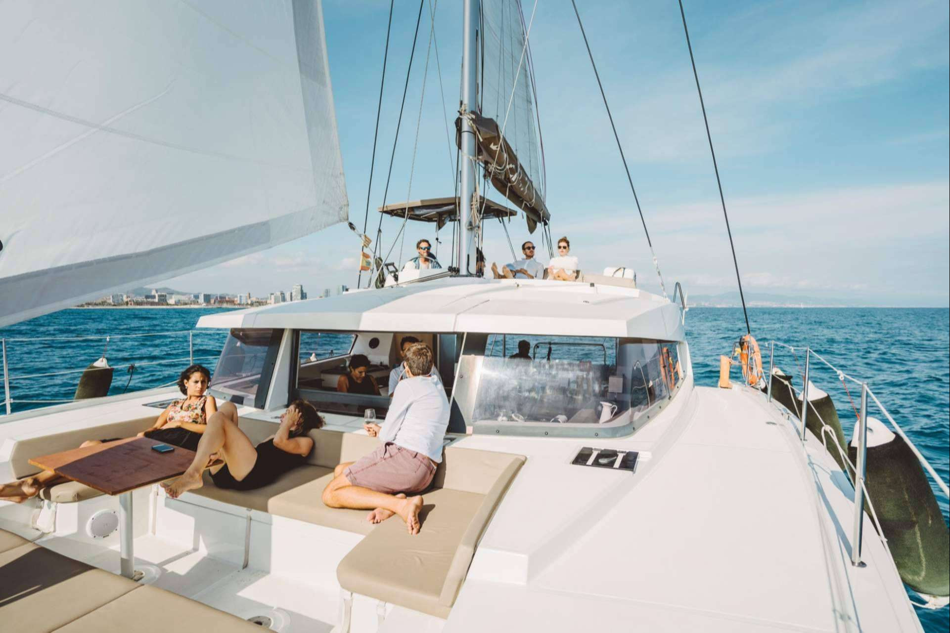  Sondavela ofrece servicios de alquiler de catamarán en Barcelona 