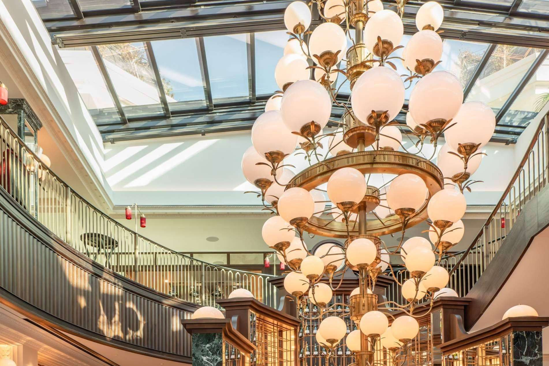  Los techos móviles de Airclos resaltan por la gran entrada de luz que han creado en el Café de París de Mónaco 