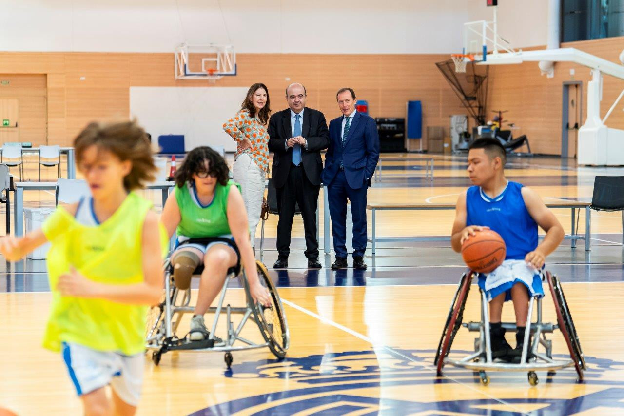  ​Butragueño visita el 15º campus de baloncesto inclusivo de la Fundación Real Madrid 