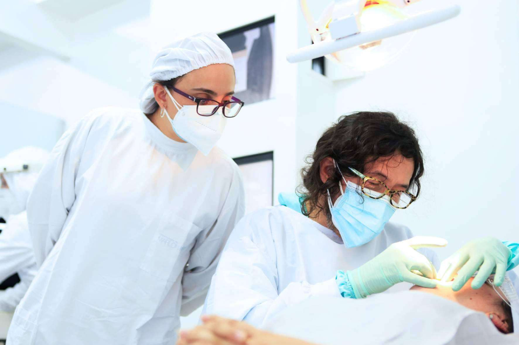  Implantes dentales, la solución definitiva para recuperar la sonrisa en Odontología Marlon Becerra 