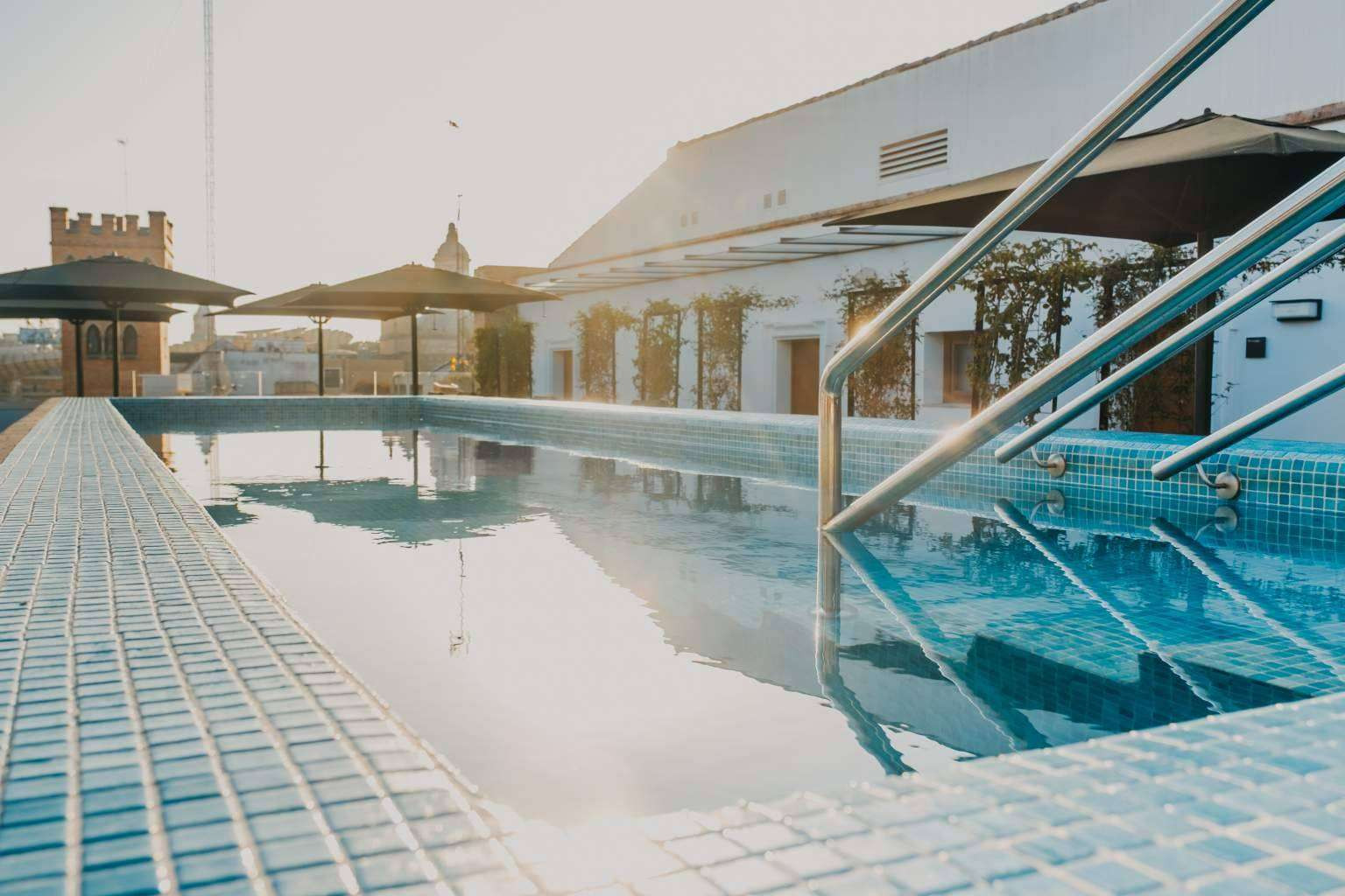  ¿Por qué elegir un hotel con piscina en las escapadas de interior? 
