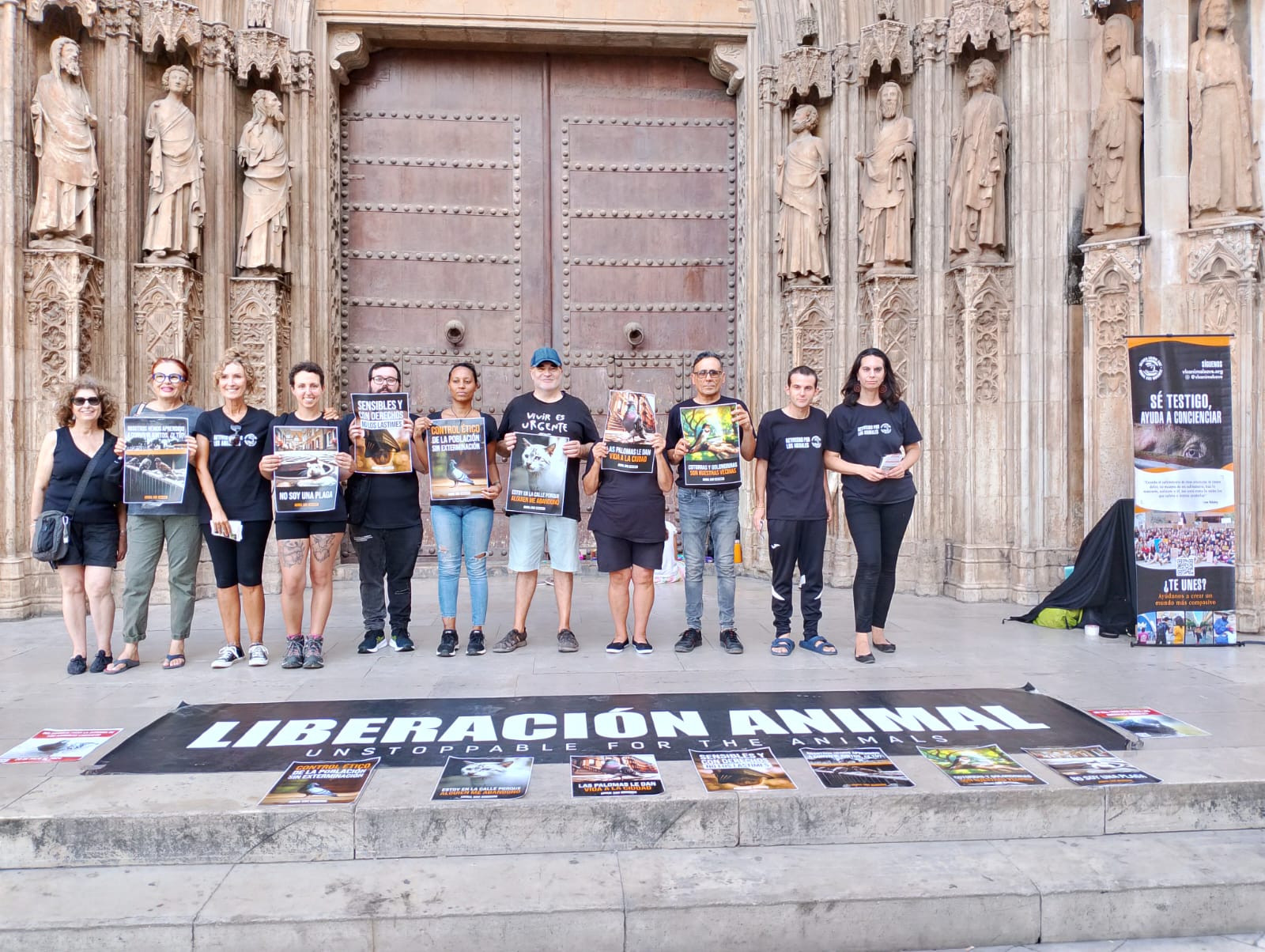  ​València Animal Save realiza una línea silenciosa reclamando que no existen las plagas de animales 
