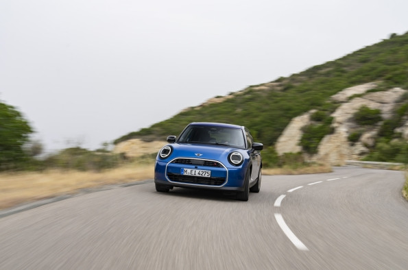  MINI Cooper S de cinco puertas ofrece a los pasajeros más espacio y confort 