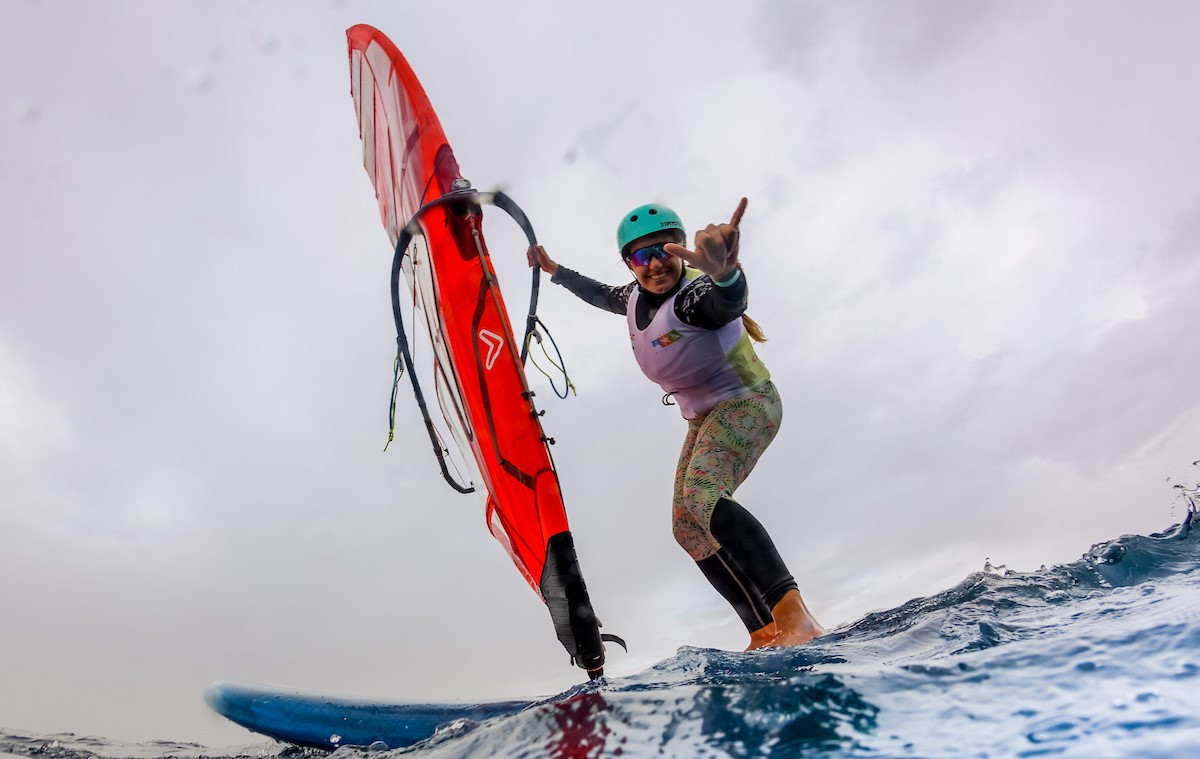 Pilar Lamadrid sigue permanece imbatible durante la tercera jornada de los Lanzarote iQFoil Games