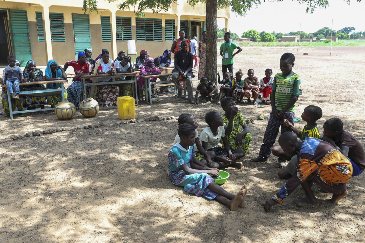 EuropaPress 5239704 grupo personas ciudad loumbila burkina faso