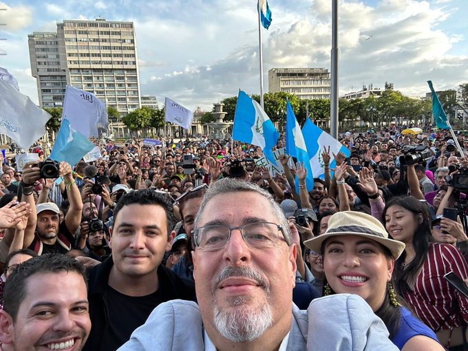 Arevalo manif selfie X