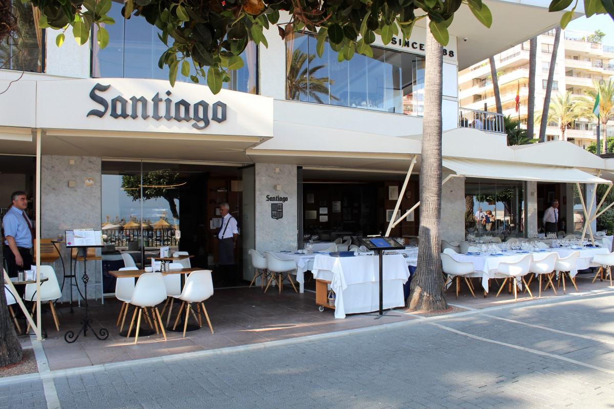 Rest. Santiago, terraza en el Paseo Marítimo de Marbella.