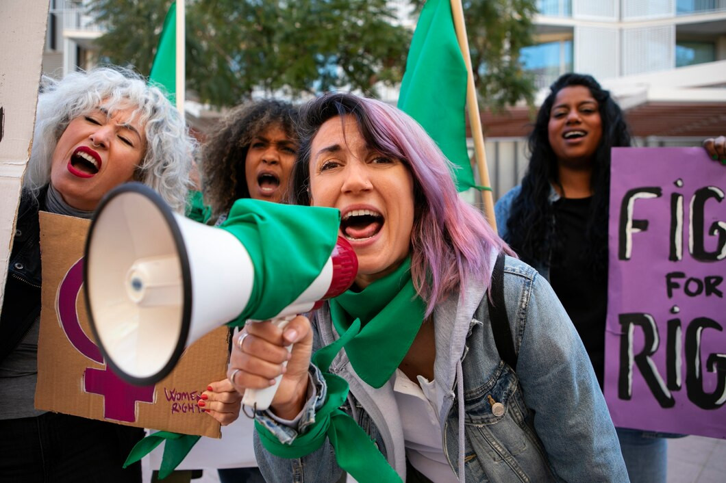 Vista frontal mujeres protestando al aire libre