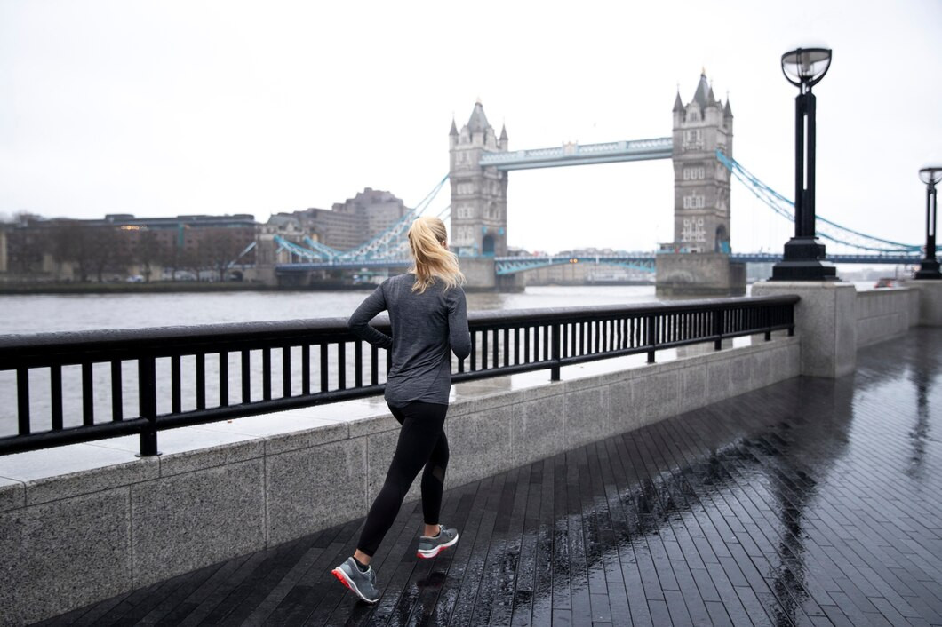 De fondo Tower Bridge mientras llueve 23 2149260504