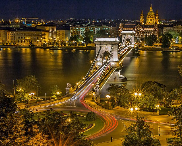 Foto principal, foto nocturna puente de las cadenas