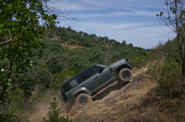 Land Rover Defender OCTA 3