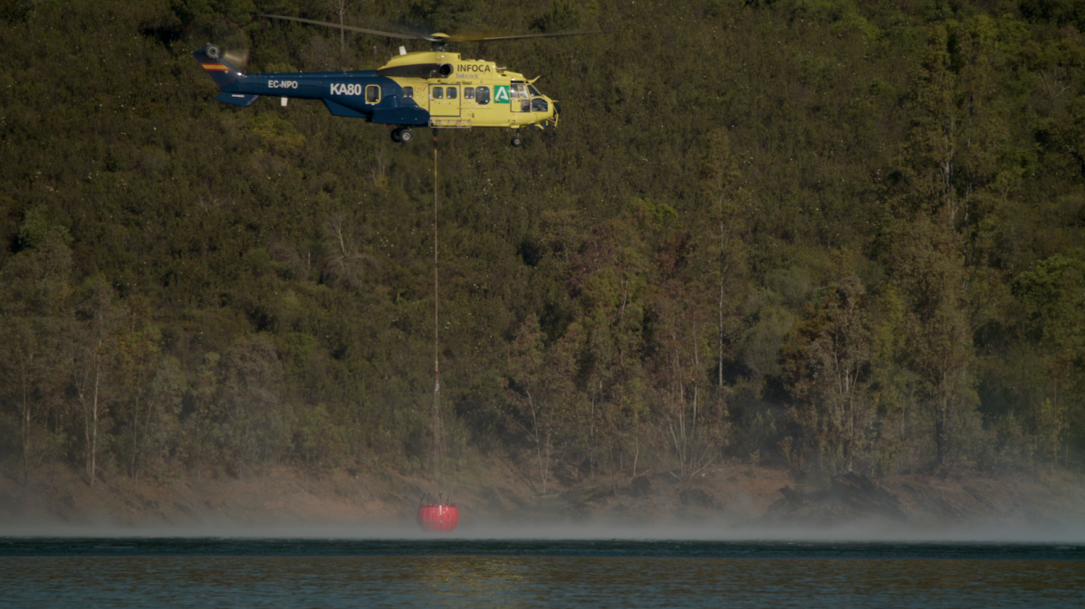 Helicoptero cogiendo agua