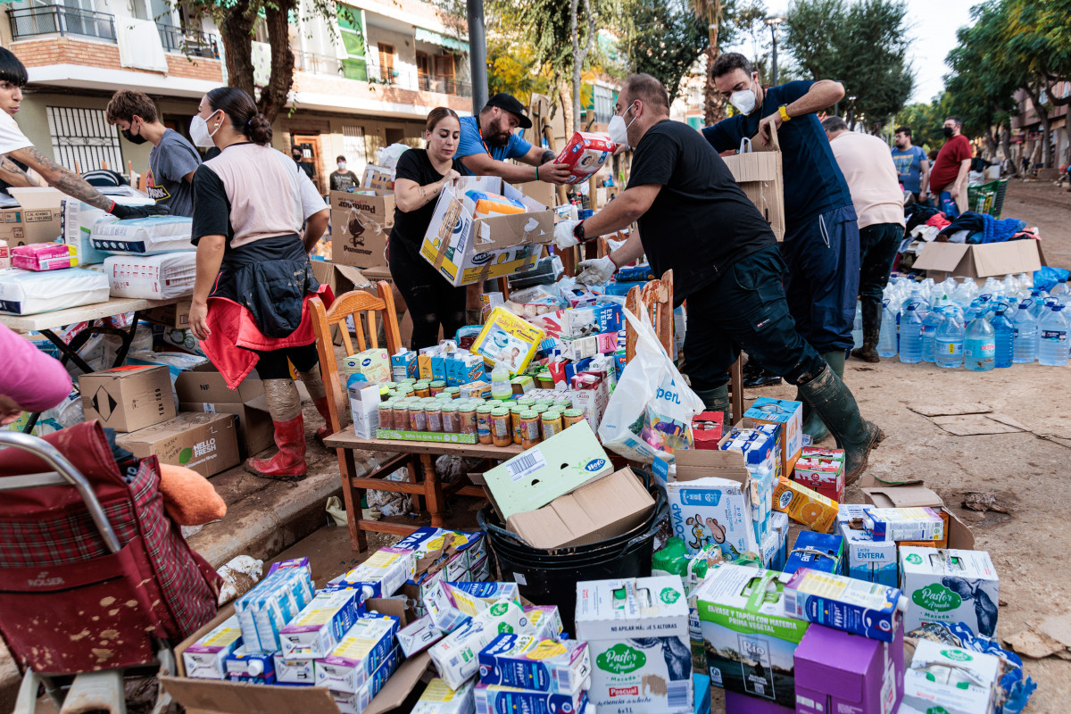 EuropaPress 6323795 varias personas reparten productos massanassa noviembre 2024 valencia