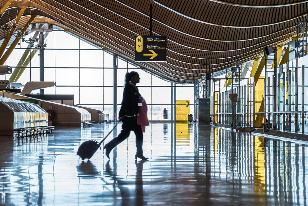 Foto principal. Imagen de turista en un aeropuerto