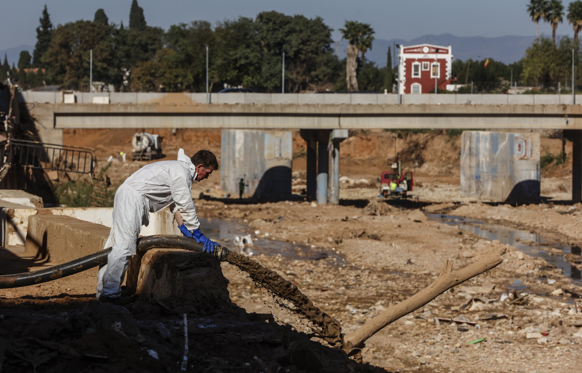 EuropaPress 6373086 hombre tira barro recogido labores limpieza 28 noviembre 2024 paiporta