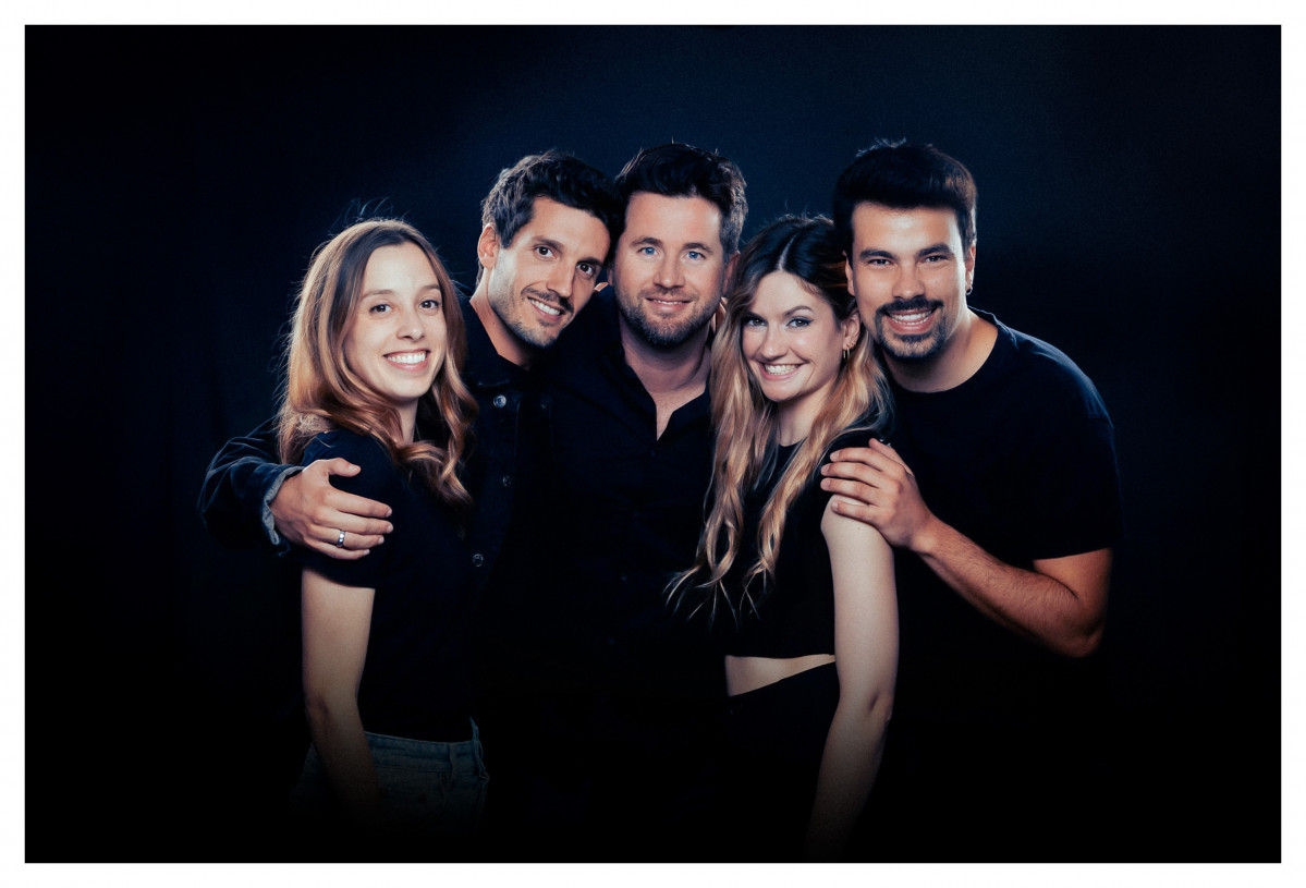 LOS ACTORES JAUME CASALS ANNA PIQUE ALEX SANZ MIREIA ORRIT CON EL DIRECTOR MARC FLYNN