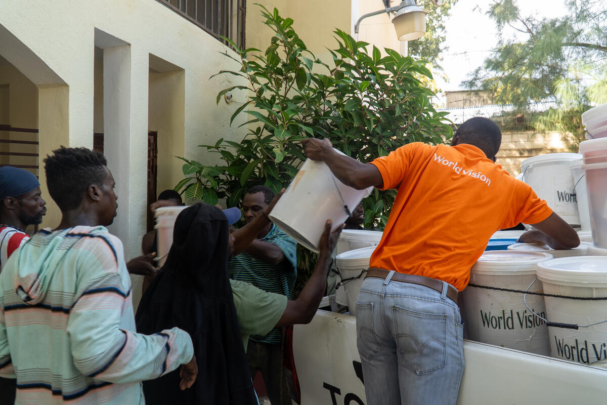 Ayuda a haitianos deportados de la República Dominicana W150 0223 008