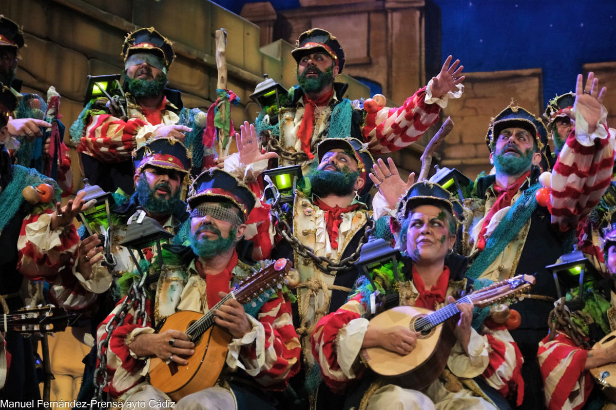 El coro 'Los iluminados' durante la Final del concurso de carnaval 2024 en el Teatro Falla   Ayuntamiento de Cádiz