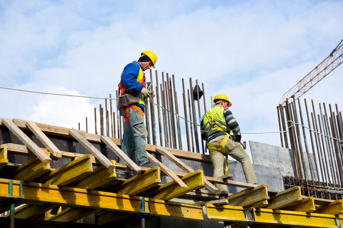 Trabajadores de la construcción en plena tarea