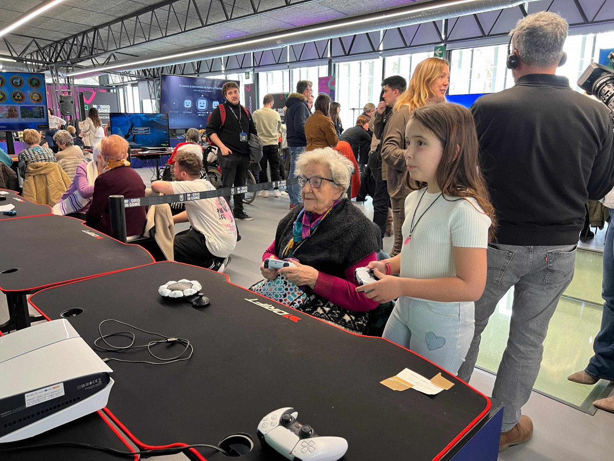 Una señora juega junto a una de las alumnas en el Esports Center del Campus del Videojuego