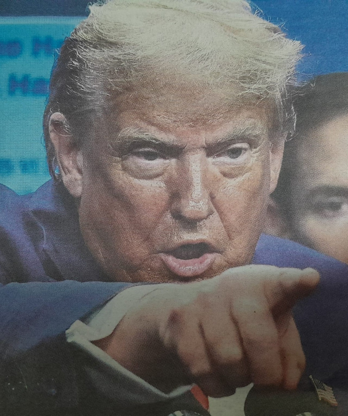 Trump señala amenazante