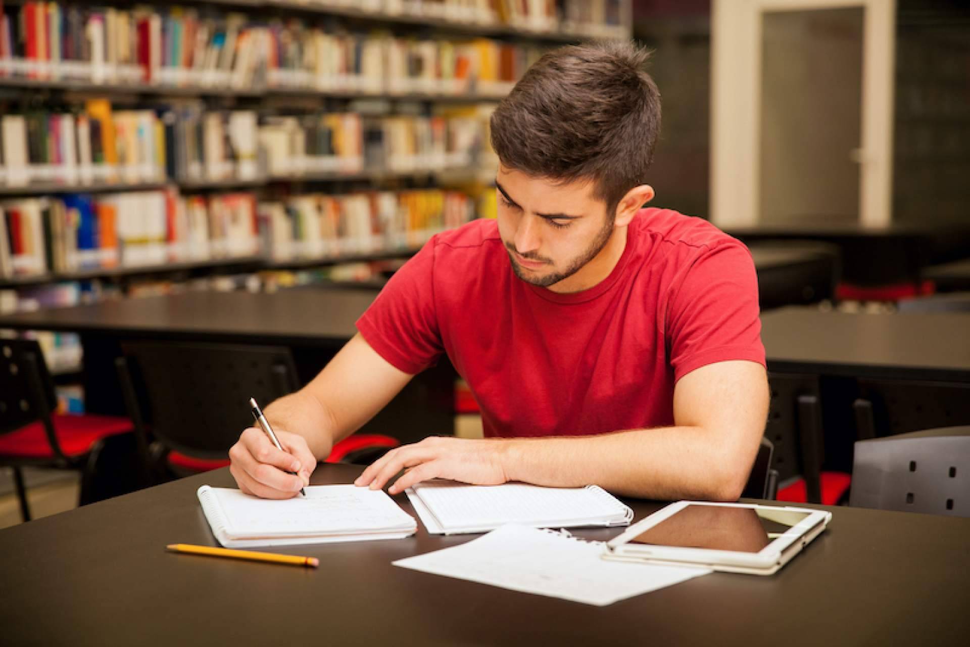 They work to pass exam. Парень студент. Трудолюбивый студент. Трудолюбие студенты. Студенты фото.