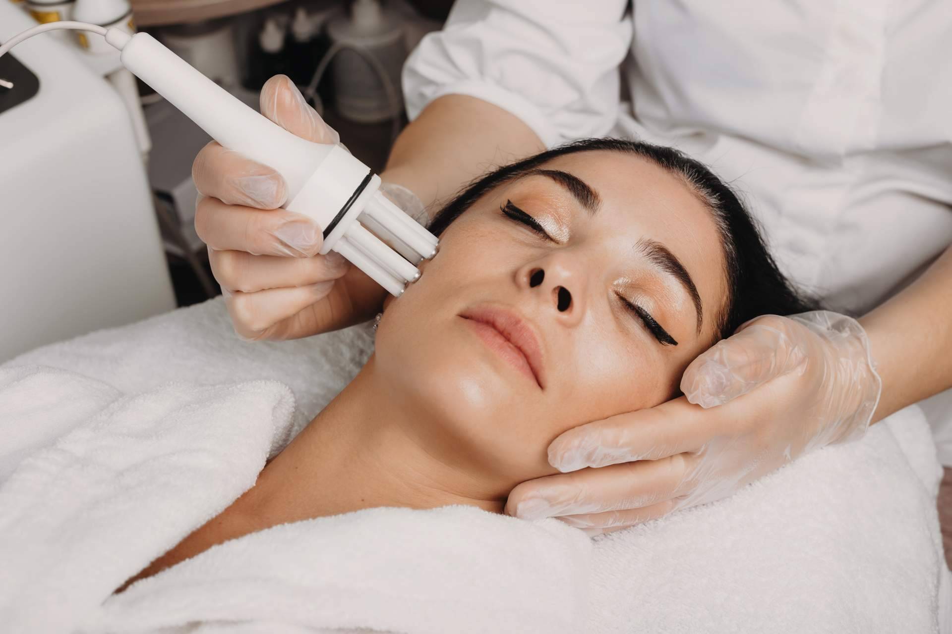 Los beneficios de llevar a cabo el tratamiento facial con la tecnología Indiba