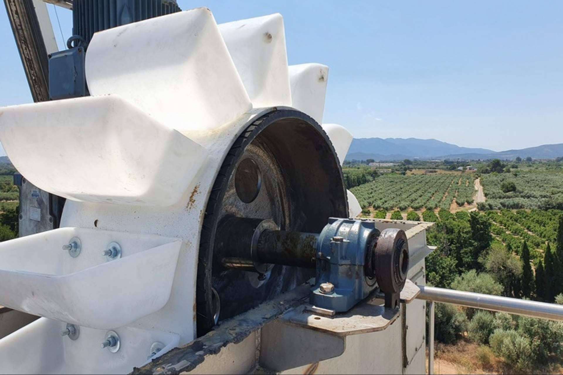 La empresa de diseño y fabricación de maquinaria industrial Domfesa ofrece una amplia variedad de modelos de elevadores de cangilones