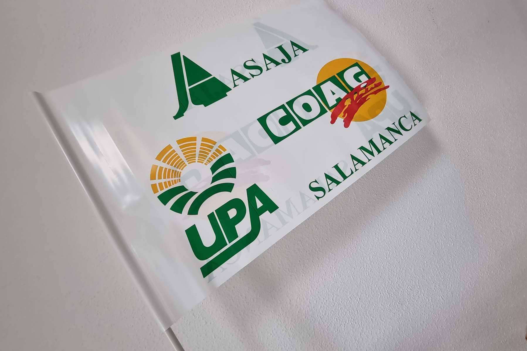 Banderas personalizadas y sostenibles para fomentar la publicidad ecológica, de la mano de Oxydo