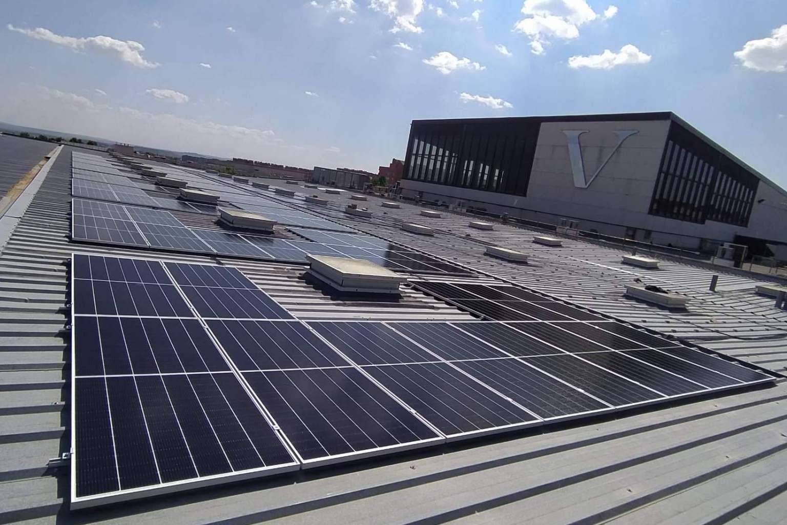 ¿Cuáles son los beneficios de la instalación de paneles solares en casas u oficinas?