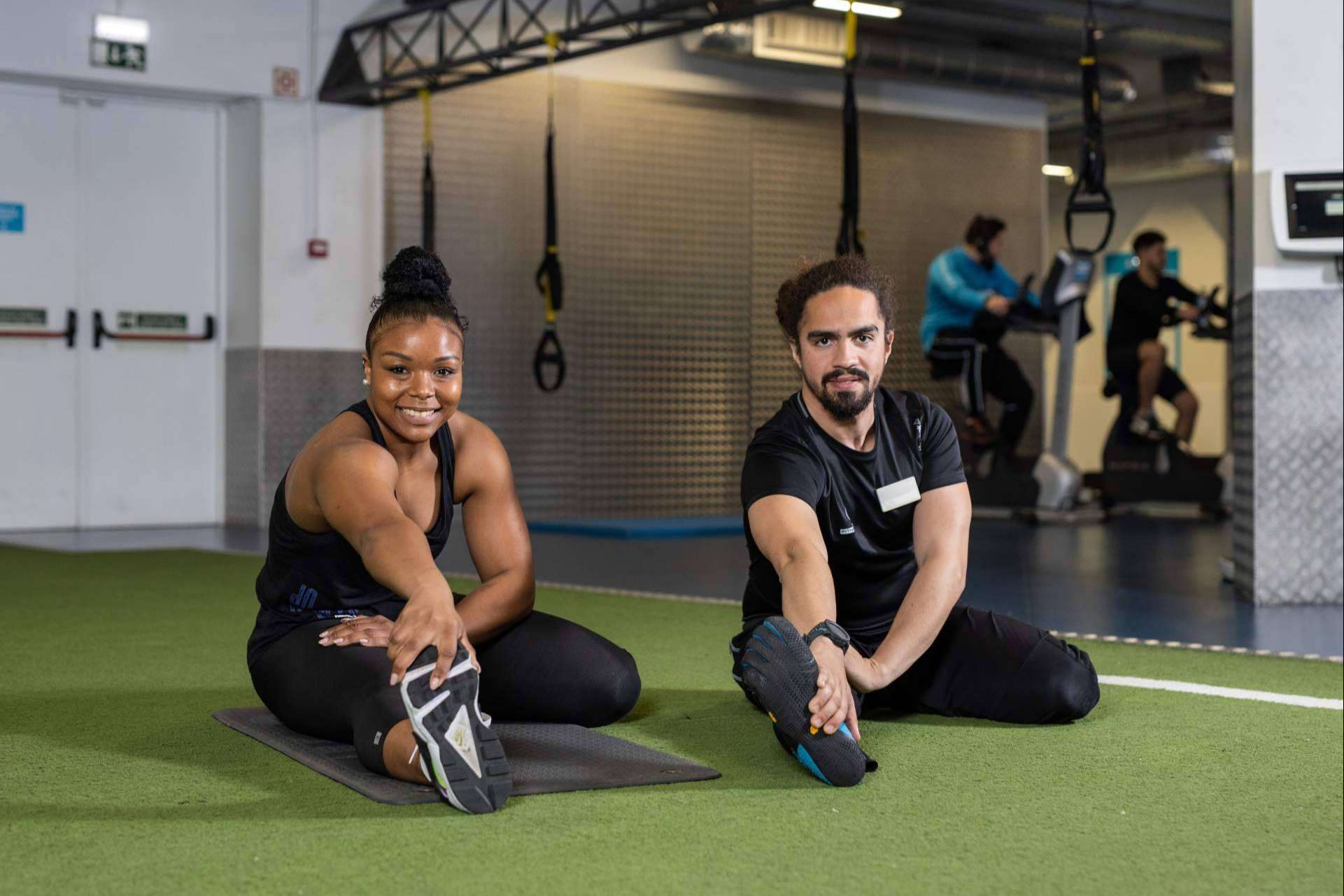 Entrenar en casa o en el gimnasio: las ventajas y desventajas de cada uno  de ellos