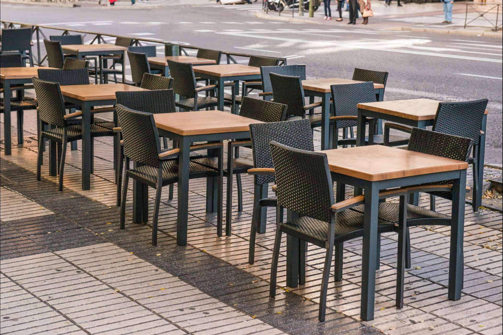Mesas plegables de terraza para bares y restaurantes. Diseño y eficacia.